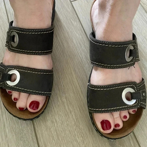 Clark’s Bendables Sandal Dark Brown Leather Upper Straps 2” Heel Women’s 8 GUC - Picture 8 of 11